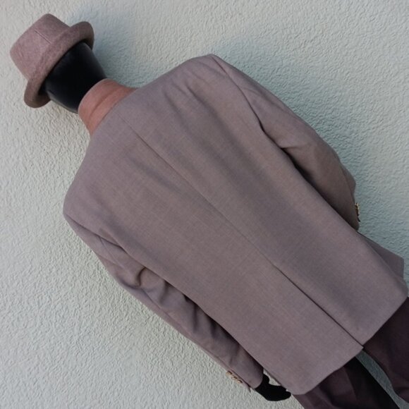 NEW ENGLAND COLLECTION MEN'S VINTAGE (2) BUTTON BLAZER W/GOLD BUTTON ACCENTS - Picture 11 of 15